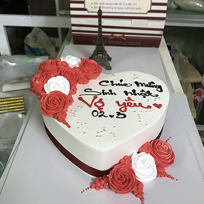 Bánh kem hình giỏ hoa hồng đỏ rực mừng sinh nhật vợ yêu - Bánh Thiên Thần :  Chuyên nhận đặt bánh sinh nhật theo mẫu