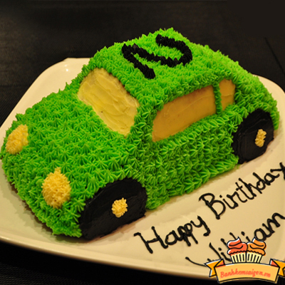 Những chiếc bánh kem hình xe hơi đầy phong cách, sẽ làm say đắm bất cứ fan nào của loại phương tiện này. Các chi tiết công phu, màu sắc tươi sáng, là điểm nhấn tuyệt vời cho bữa tiệc sinh nhật của bạn.